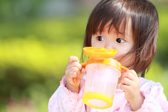 ストローで水を飲む幼児(1歳児)