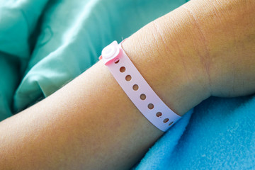 patient hand with hospital wrist tag