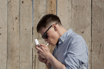 Obraz premium A young man smoking a cigarette