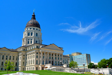 Obraz premium Kansas State Capitol Building on a Sunny Day