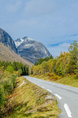Naklejka premium Road in mountain