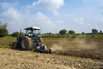 Obraz premium Soil preparation by tractor