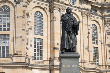 Fototapeta na wymiar Statue des Martin Luther in Dresden 