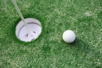 Naklejka premium golf ball on lip of cup