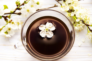 Obraz na płótnie Canvas cup of coffee with spring flowers
