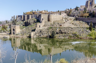 Fototapeta na wymiar defensive walls on river Tagus in toledo