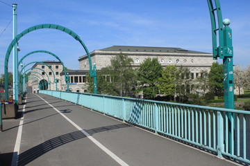 Fototapeta premium Auf der Schloßbrücke in Mülheim / Mülheim an der Ruhr, Schloßbrücke und Stadthalle