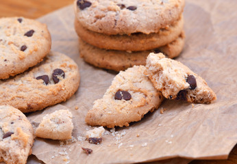 Choco Chips Cookies auf Papier / Close Up - Macro 