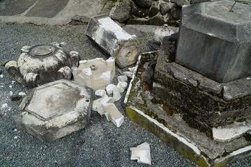 2016年4月の阿蘇地震で倒壊した阿蘇神社前の灯篭　熊本地震から4日後に撮影