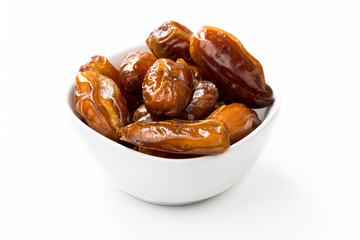 Datteln in weißer Schüssel.