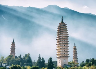  De drie pagodes van de Chongsheng-tempel, Dali, China. Getinte afbeelding © efired