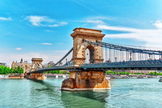 Fototapeta Szechenyi Chain Bridge view from Danube side. Budapest, Hungary.