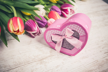 Tulpen Blumenestrauß mit Gesckenbox auf einem Holztisch