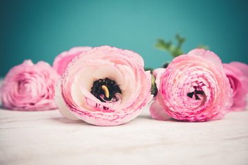 Ranunkeln Blumenestrauß auf einem Holztisch