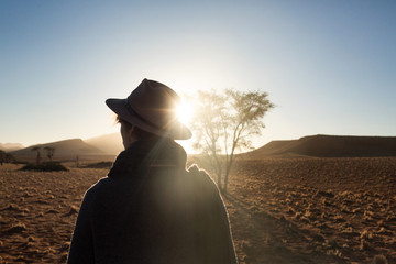 Aventurier en contre-jour