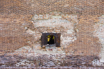 Naklejka premium brick wall with small opening