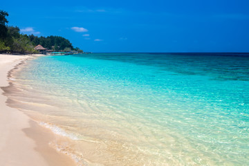 Fototapeta na wymiar Beautiful tropical beach and sea