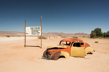 Épave de voiture solitaire en Namibie