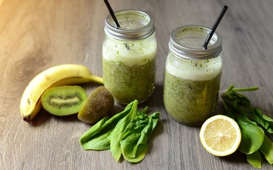 Smoothies with kiwi