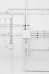 白い壁とパイプ