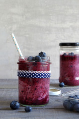 Heidelbeer-Smoothie mit Joghurt und Minze