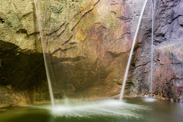 Wasserfall vor einem Felsen