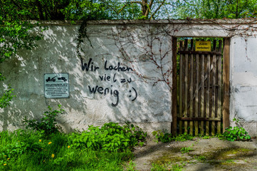 Aufschrift Wir lachen zu wenig