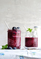 Heidelbeer-Smoothie mit Joghurt und Minze