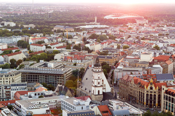 Blick auf die Thomaskirche vom Cityhochhaus in Leipzig.