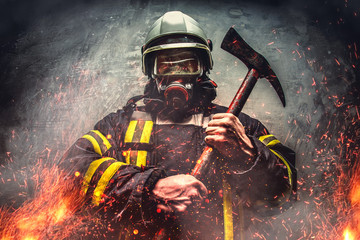 Naklejka premium Rescue firefighter man in oxygen mask.