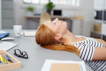 frau schläft im büro