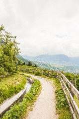 Algund, Dorf, Algunder Waalweg, Waalweg, Vinschgau, S&uuml;dtirol, Fr&uuml;hling, Obstbauer, Apfelb&auml;ume, Apfelbl&uuml;te, Wanderweg, Italien


