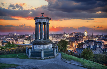 Obraz premium Edinburgh against sunset with Calton Hill in Scotland