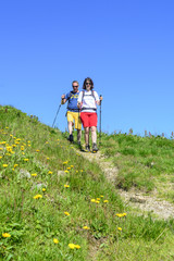 Paar beim Wandern im Gebirge