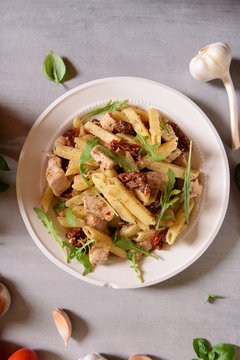 Penne pasta with chicken, dried tomatoes and ruckola