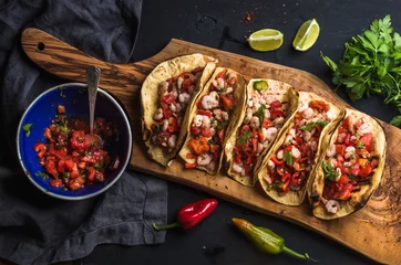 Photo sur Plexiglas Plats de repas Tacos de crevettes avec salsa maison, limes et persil