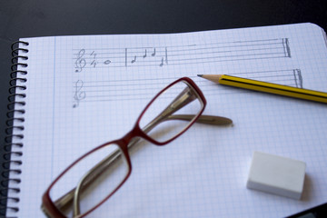 Gafas sobre cuaderno de escribir música