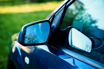 side mirror blue car, the reflection in the glass