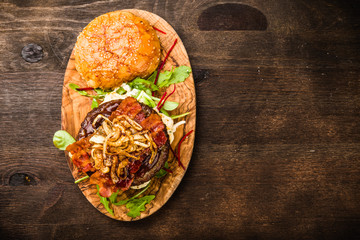 BBQ Burger mit Bacon und Zwiebeln