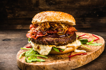 BBQ Burger mit Bacon und Zwiebeln - obrazy, fototapety, plakaty