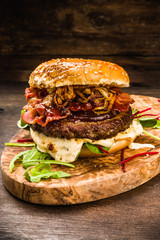 BBQ Burger mit Bacon und Zwiebeln