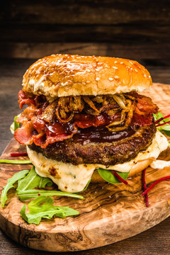 BBQ Burger mit Bacon und Zwiebeln