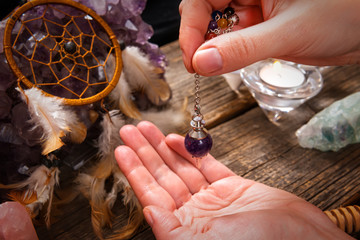 Palm reading with pendulum