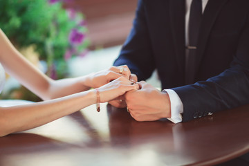 Obraz na płótnie Canvas wedding proposal with diamond ring