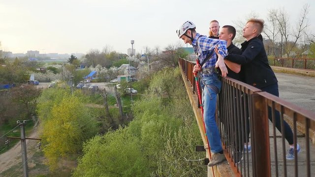 a man jumping off a Pashkovsky bridge (30 m) on the outskirts of Krasnodar during the ropejumpers club's open training