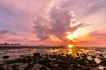 Obraz premium Beautiful sunset on the beach with sky.