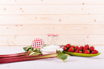 Erdbeeren und Rhabarber garniert für Konfitüre und Marmelade
