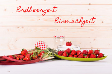 Erdbeeren und Rhabarber garniert für Konfitüre und Marmelade