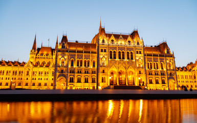 Fototapeta na wymiar Illuminated Hungarian Parliament Building, Budapest Hungary.