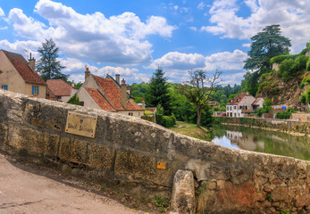 Fototapeta na wymiar Bridge in picturesque medieval town of Semur en Auxois